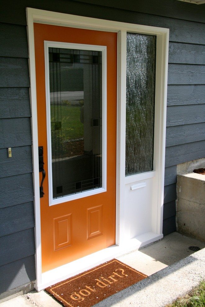 バンクーバーにあるトラディショナルスタイルのおしゃれな玄関ドア (オレンジのドア) の写真