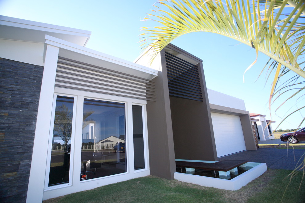Große Moderne Haustür mit brauner Wandfarbe, braunem Holzboden, Drehtür und dunkler Holzhaustür in Brisbane