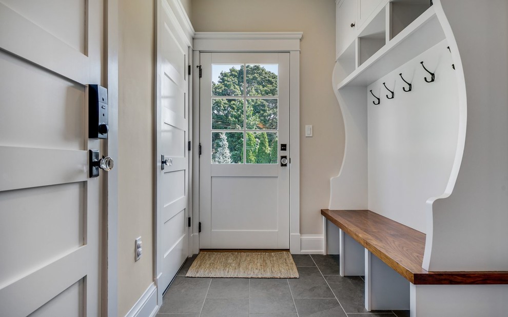 Идея дизайна: тамбур в классическом стиле с полом из сланца, одностворчатой входной дверью и белой входной дверью
