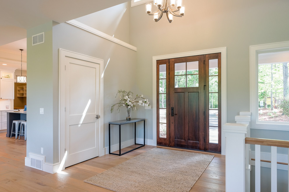 Diseño de puerta principal de estilo americano de tamaño medio con paredes grises, suelo de madera clara, puerta simple, puerta de madera oscura y suelo beige