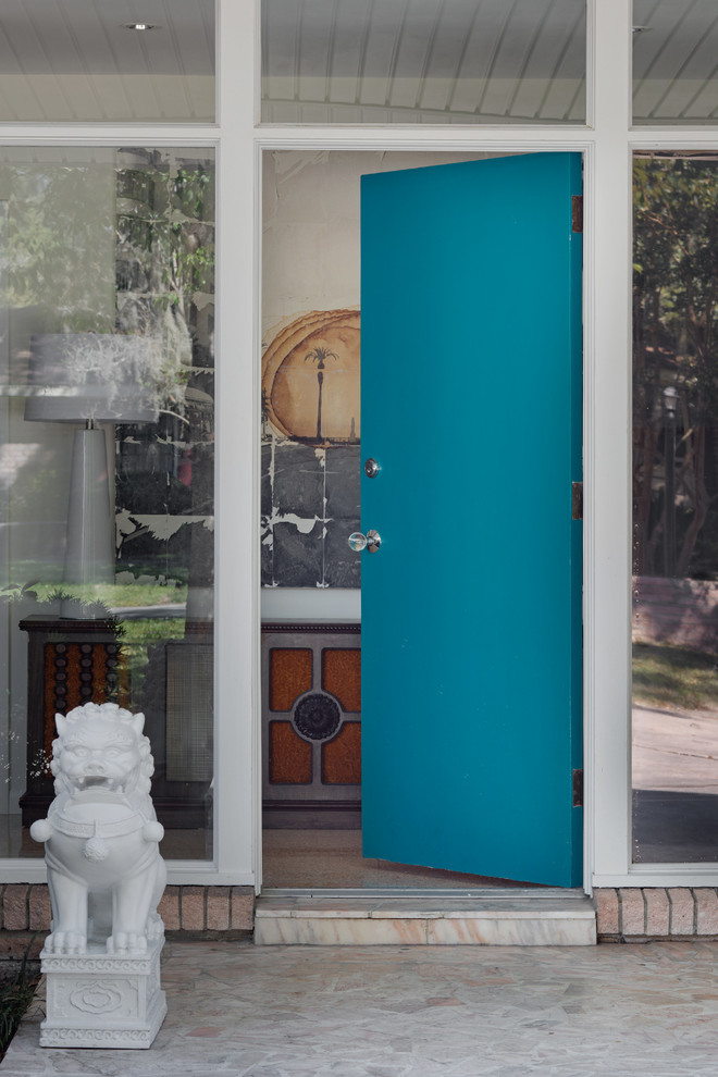 Ispirazione per una porta d'ingresso moderna di medie dimensioni con pareti bianche, pavimento alla veneziana, una porta singola, una porta blu e pavimento beige
