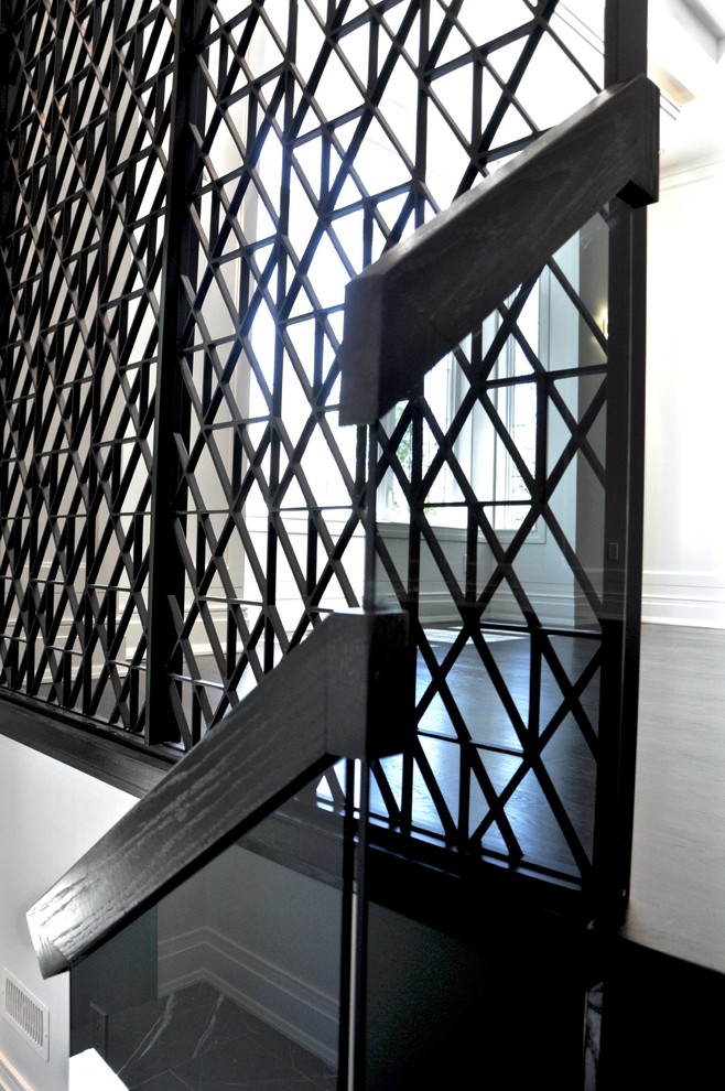 На фото: фойе в стиле неоклассика (современная классика) с белыми стенами, мраморным полом, одностворчатой входной дверью, черной входной дверью и серым полом с