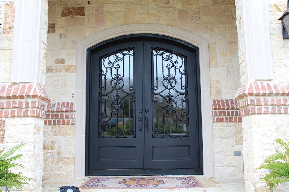 Diseño de puerta principal clásica con puerta doble y puerta metalizada