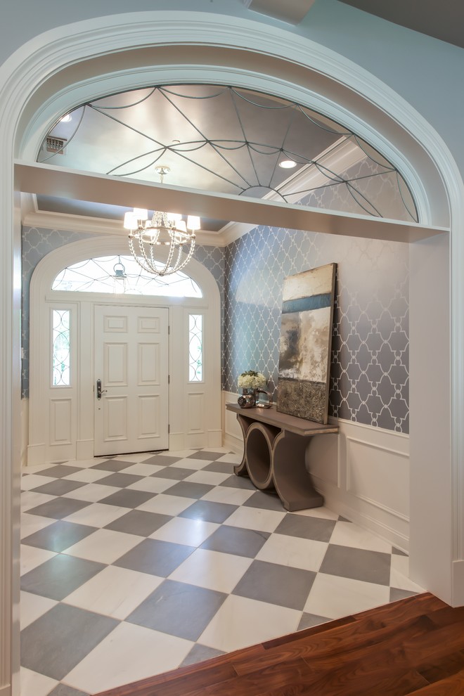 Geräumiges Klassisches Foyer mit grauer Wandfarbe, Marmorboden, Einzeltür und weißer Haustür in Dallas