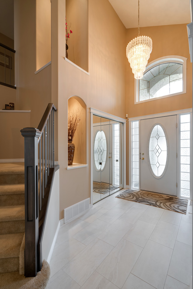 Inspiration för en mellanstor 50 tals ingång och ytterdörr, med beige väggar, en enkeldörr och en vit dörr