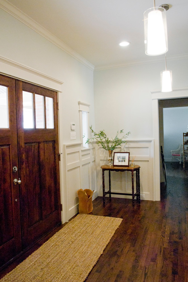 Idee per una porta d'ingresso stile americano di medie dimensioni con pareti blu, pavimento in legno massello medio, una porta a due ante e una porta in legno bruno