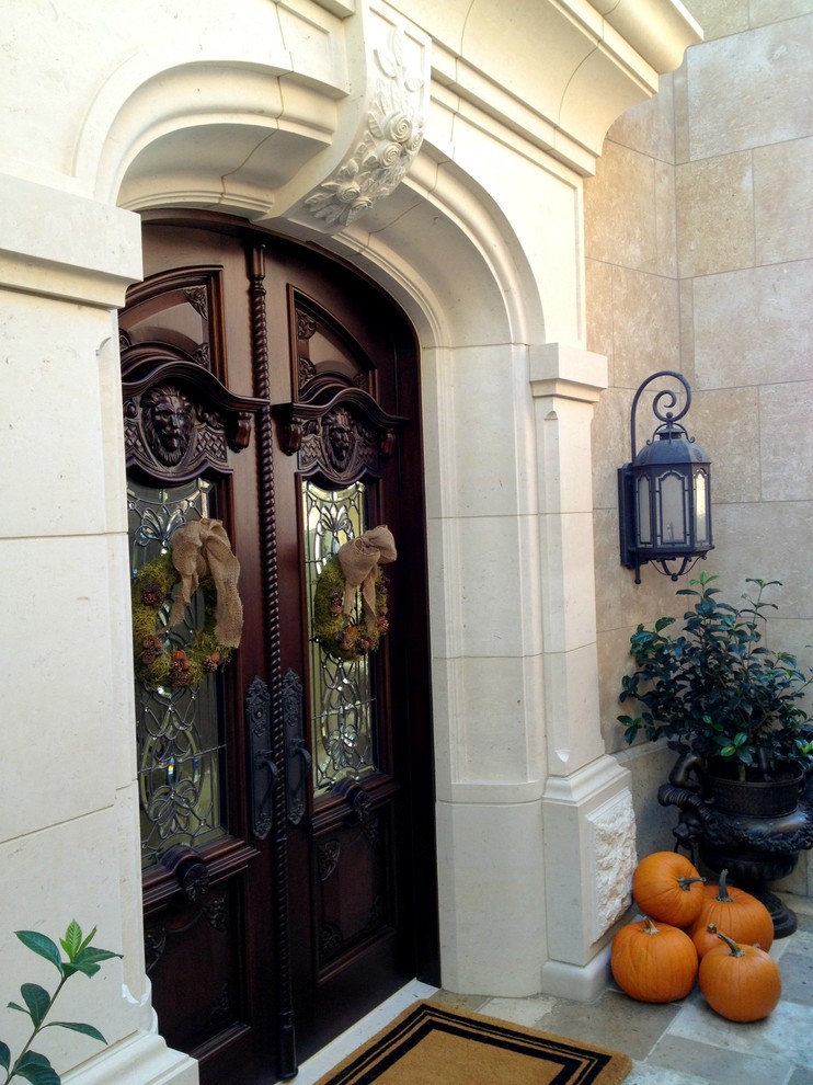 Entryway - traditional entryway idea in Orange County