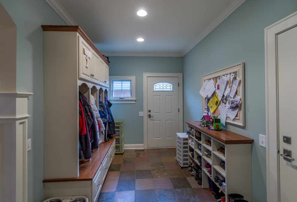 На фото: маленький тамбур со шкафом для обуви в классическом стиле с синими стенами, полом из керамической плитки, разноцветным полом, одностворчатой входной дверью, белой входной дверью, потолком с обоями и обоями на стенах для на участке и в саду
