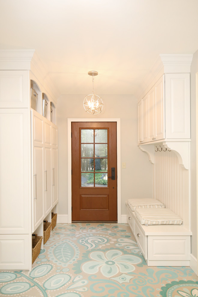 Diseño de vestíbulo posterior clásico de tamaño medio con paredes blancas, suelo de cemento y puerta simple