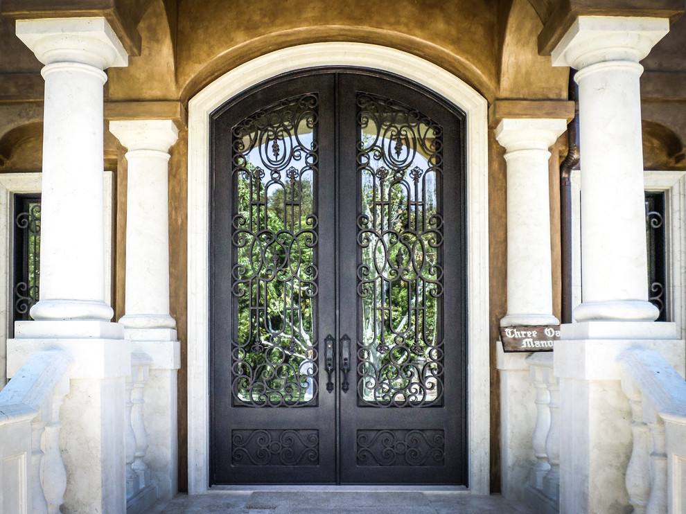 Bild på en mellanstor medelhavsstil ingång och ytterdörr, med en dubbeldörr och en svart dörr