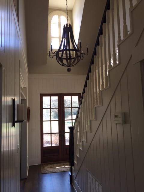 Mittelgroßes Country Foyer mit beiger Wandfarbe, dunklem Holzboden, Doppeltür, dunkler Holzhaustür und braunem Boden in Raleigh