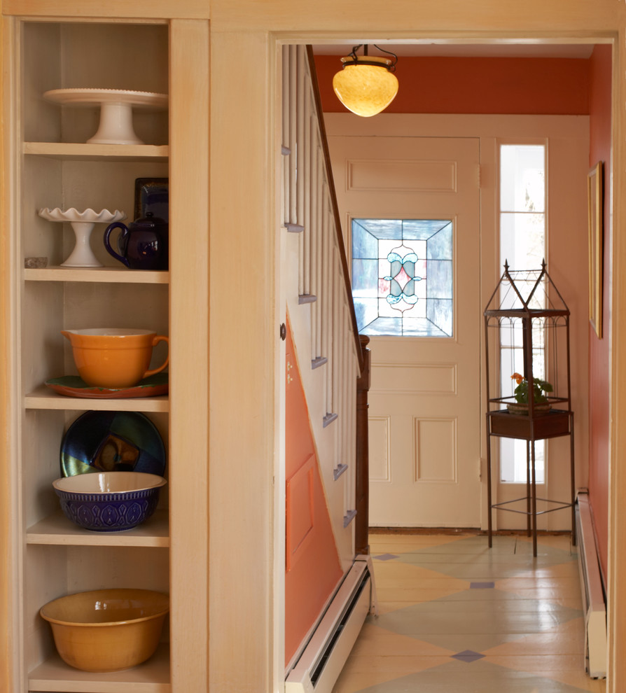 Idee per un ingresso o corridoio country con pareti arancioni, pavimento in legno verniciato e pavimento multicolore