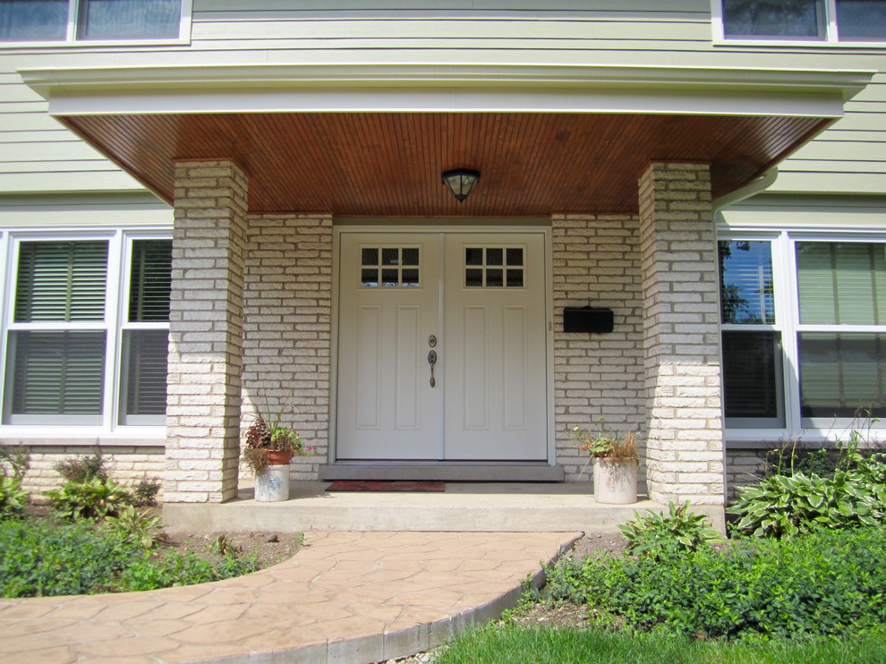 Foto på en mellanstor lantlig ingång och ytterdörr, med beige väggar, en dubbeldörr och en vit dörr