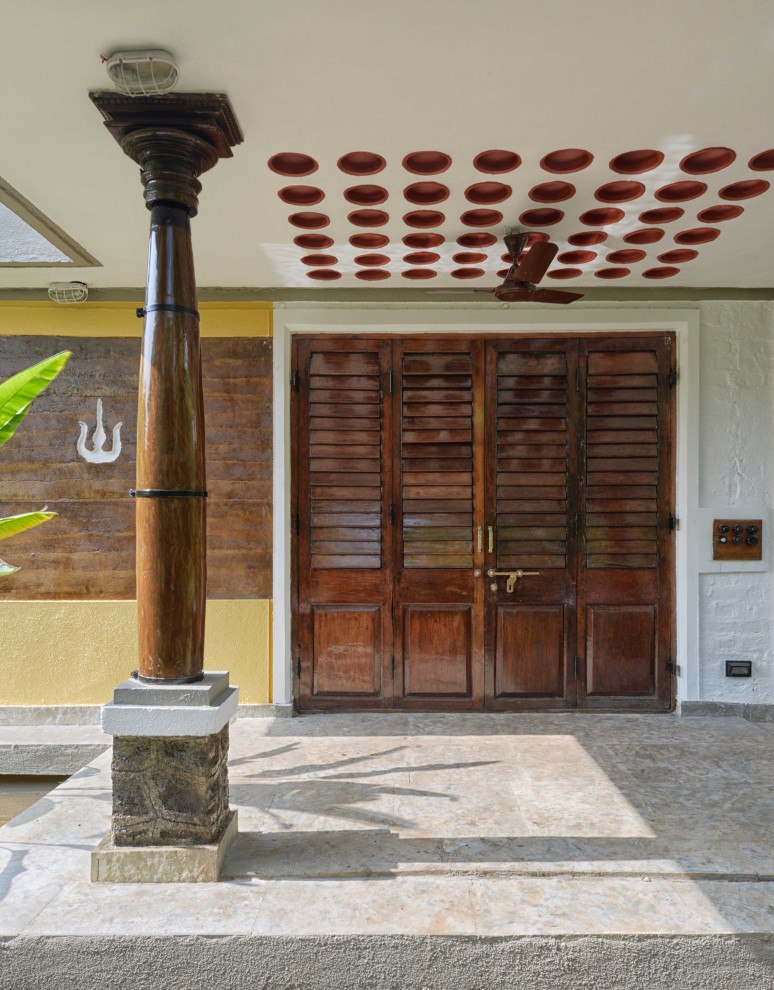 Große Landhausstil Haustür mit bunten Wänden, Granitboden, Doppeltür, dunkler Holzhaustür und grauem Boden in Mumbai