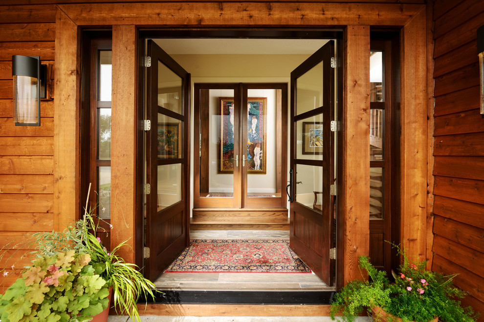 Idee per un grande ingresso con vestibolo chic con pareti beige, pavimento in legno massello medio, una porta a due ante e una porta in vetro