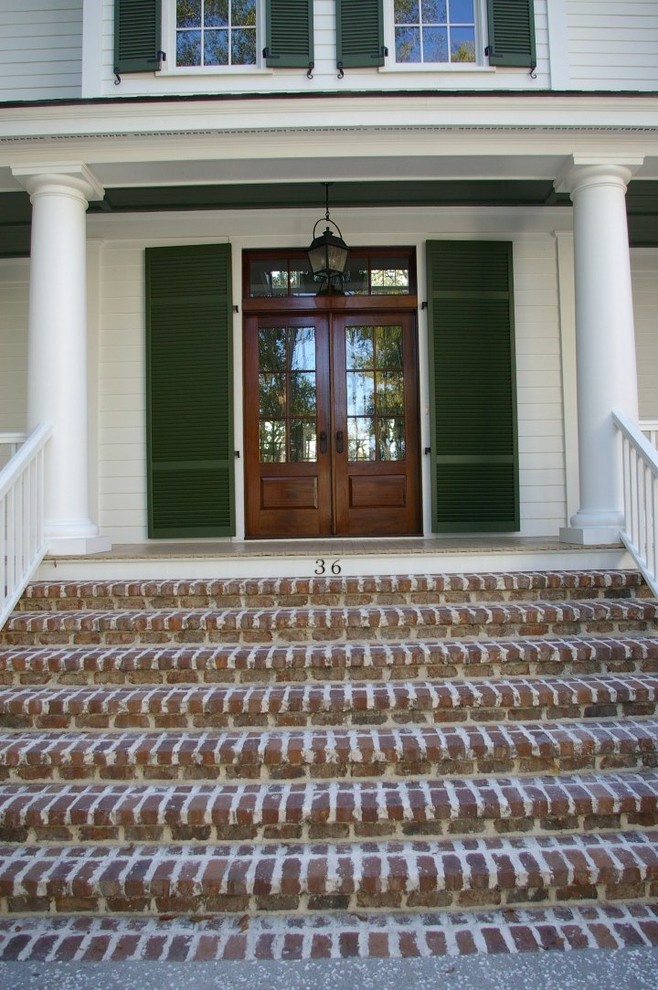 Landhausstil Haustür mit Doppeltür und hellbrauner Holzhaustür in Charleston