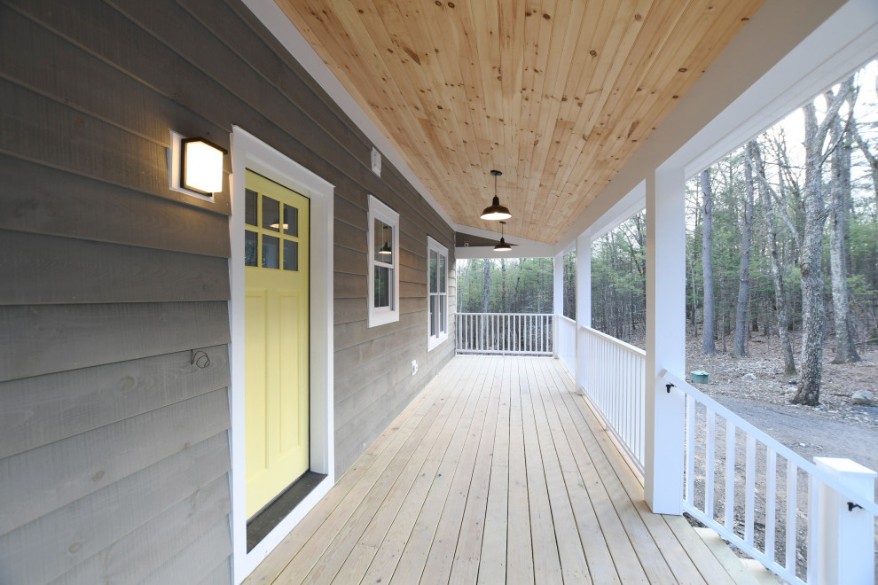 Foto på en mellanstor lantlig ingång och ytterdörr, med grå väggar, ljust trägolv, en enkeldörr och en gul dörr