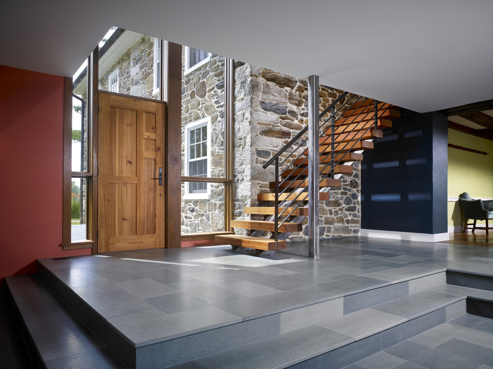 Landhausstil Foyer mit Einzeltür, Kalkstein und hellbrauner Holzhaustür in Philadelphia