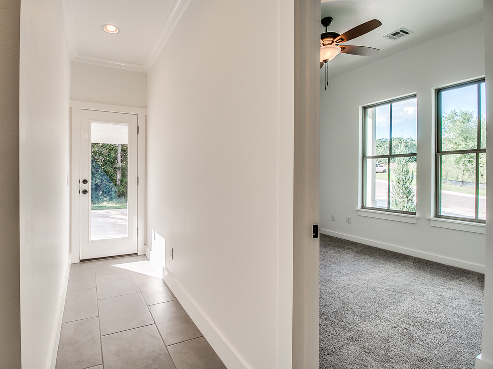 Foto de hall de estilo de casa de campo de tamaño medio con paredes blancas, suelo de baldosas de cerámica, puerta simple, puerta blanca y suelo gris