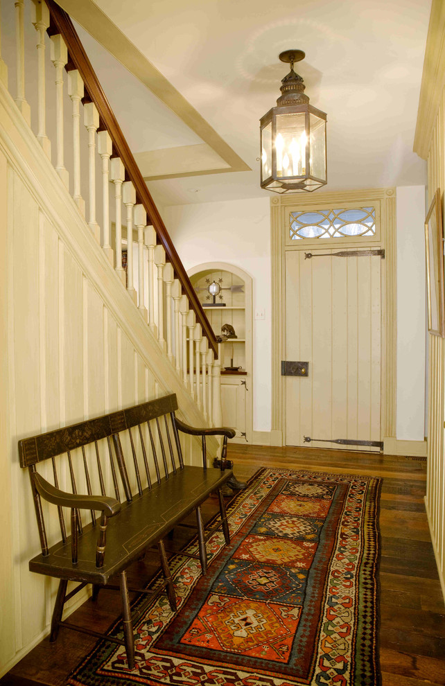 Mittelgroße Klassische Haustür mit dunklem Holzboden, Einzeltür, weißer Wandfarbe und heller Holzhaustür in Philadelphia