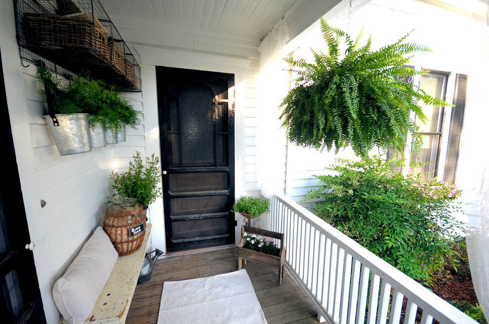 Idée de décoration pour une entrée champêtre avec une porte simple et une porte noire.