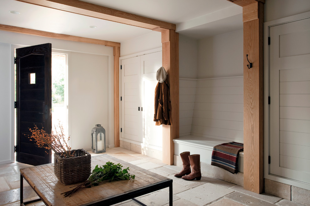 Imagen de vestíbulo posterior de estilo de casa de campo con paredes blancas y puerta simple