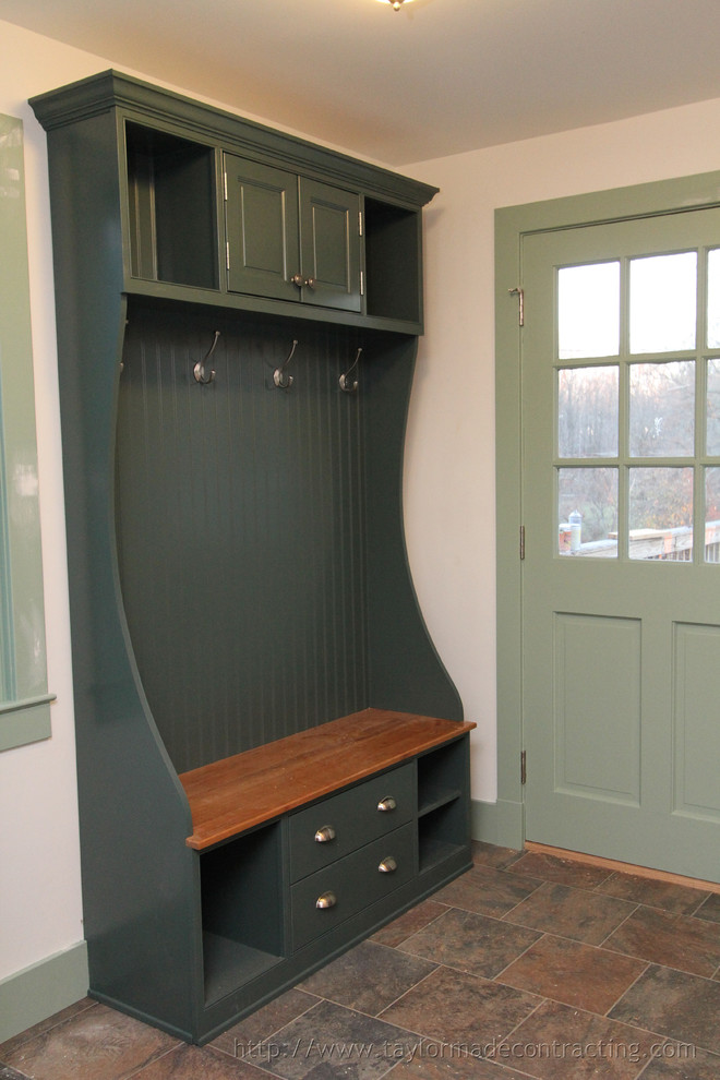 Источник вдохновения для домашнего уюта: тамбур среднего размера в стиле кантри с белыми стенами, полом из сланца, одностворчатой входной дверью и зеленой входной дверью