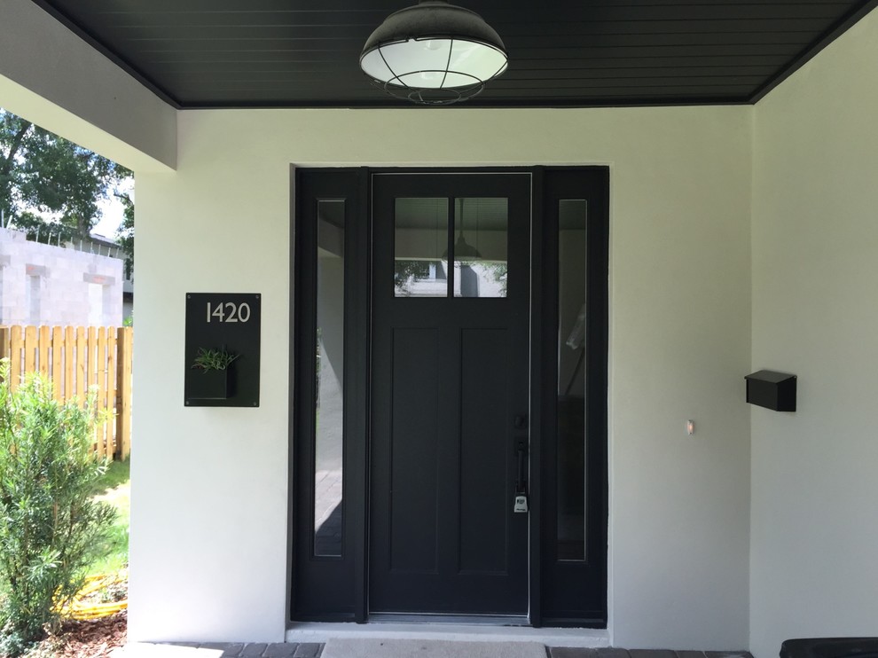 Mittelgroßer Country Eingang mit Einzeltür und schwarzer Haustür in Orlando