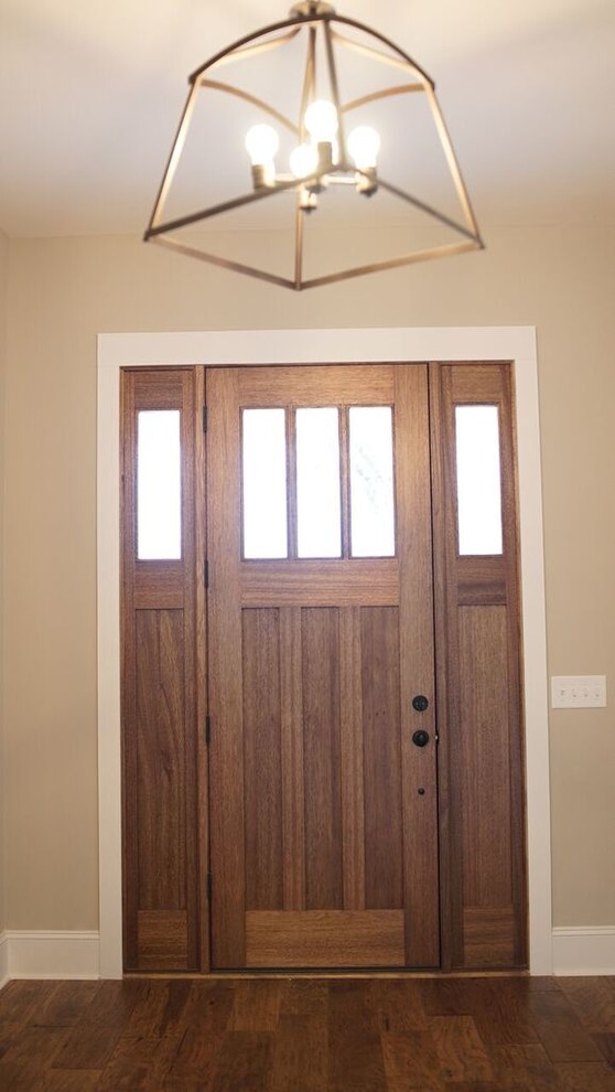 Idee per un ingresso o corridoio country con una porta in legno bruno