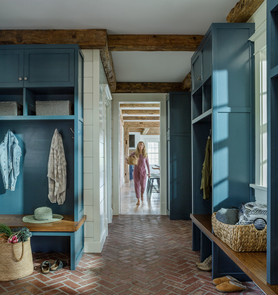 На фото: маленький тамбур со шкафом для обуви в классическом стиле с белыми стенами, кирпичным полом, голландской входной дверью, белой входной дверью и красным полом для на участке и в саду с