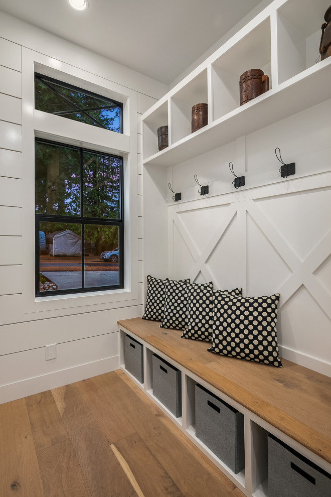 Großer Country Eingang mit weißer Wandfarbe, braunem Holzboden, Stauraum, Einzeltür und Haustür aus Glas in Seattle