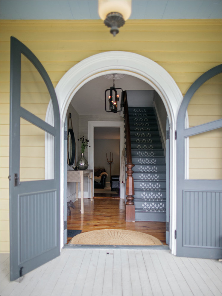 Foto de puerta principal de estilo de casa de campo de tamaño medio con paredes azules, suelo de madera en tonos medios, puerta doble y puerta azul