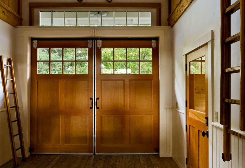 Exemple d'une grande porte d'entrée nature avec un mur jaune, un sol en bois brun, une porte en bois foncé et une porte double.