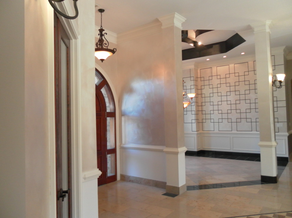 Großes Modernes Foyer mit metallicfarbenen Wänden, Marmorboden, Doppeltür und hellbrauner Holzhaustür in Atlanta