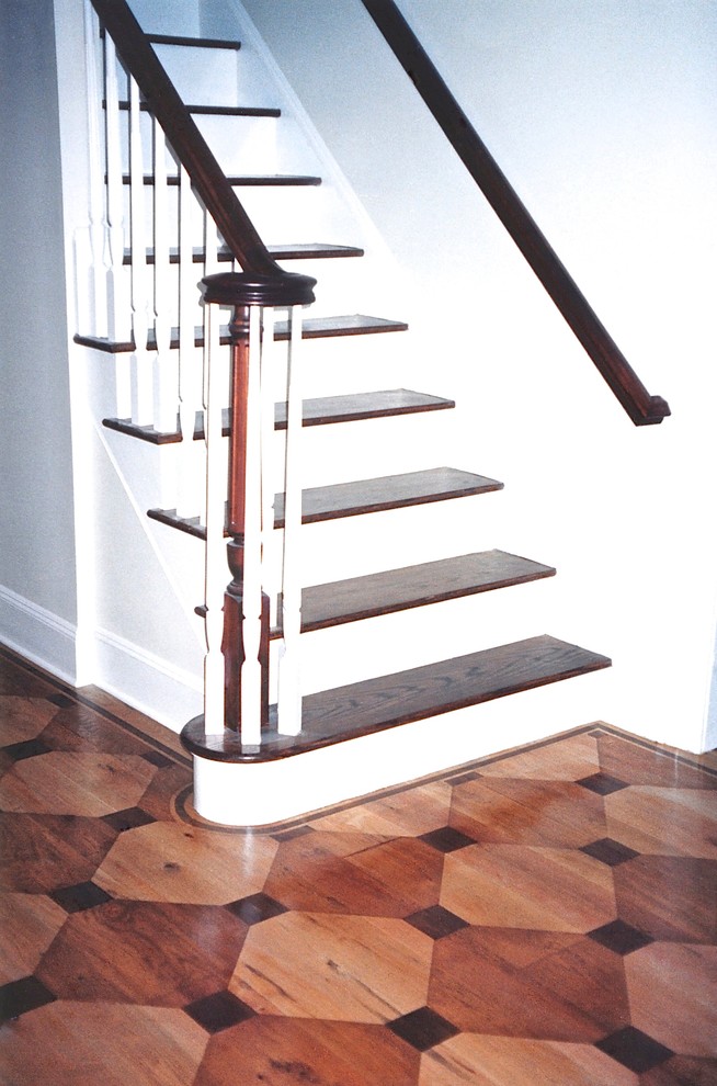 Cette image montre un escalier traditionnel de taille moyenne.
