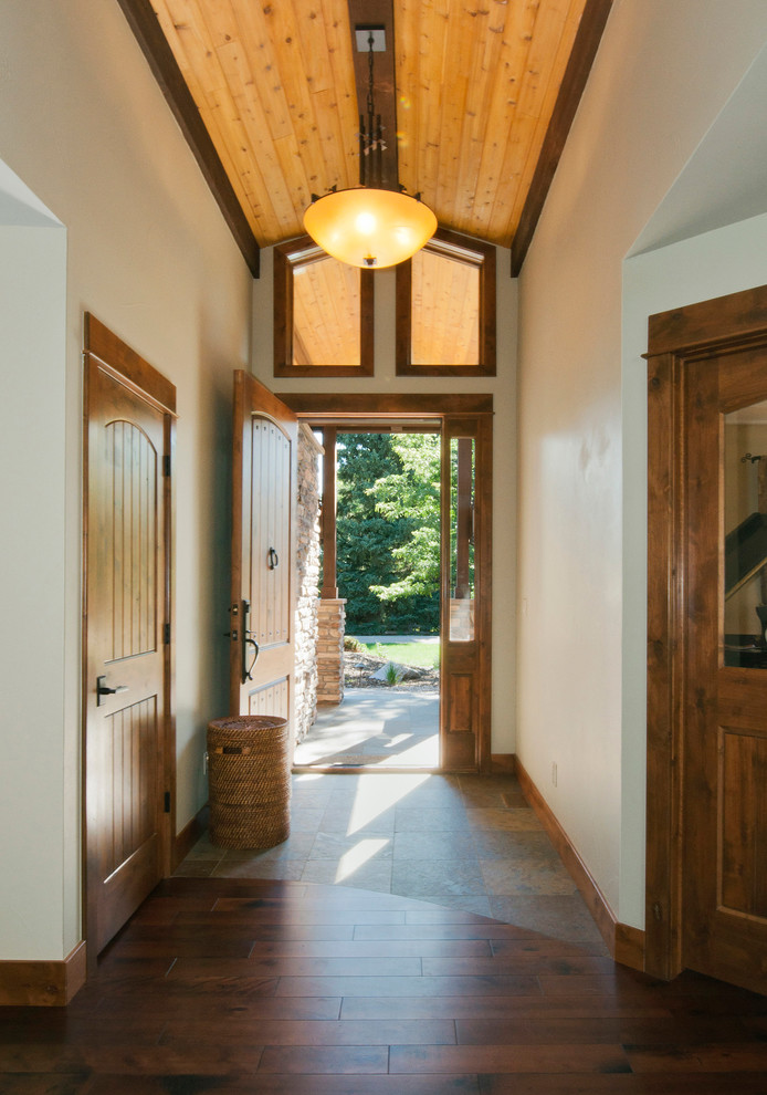 Idee per un ingresso stile rurale con pareti bianche, pavimento in legno massello medio, una porta singola e una porta in legno bruno