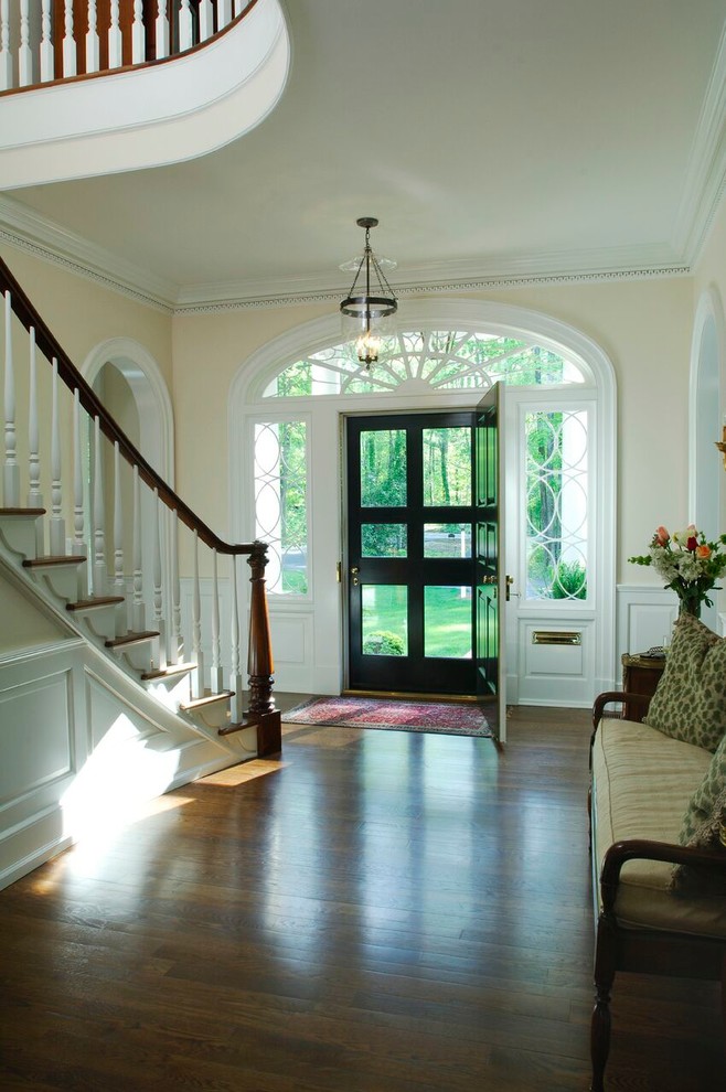 Esempio di un ingresso classico con pareti beige, pavimento in legno massello medio, una porta singola, una porta in vetro e pavimento marrone