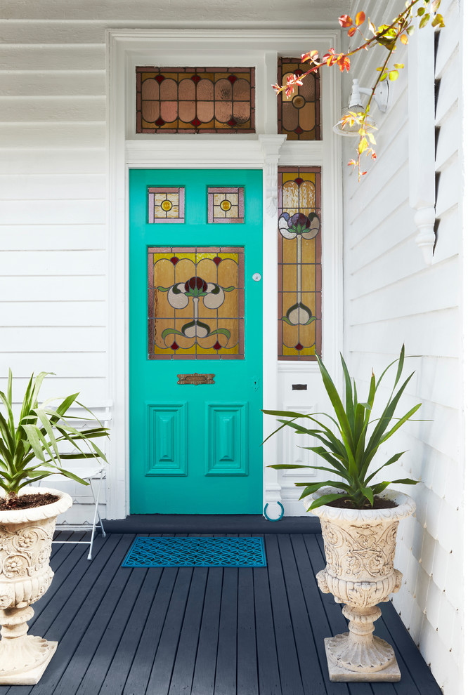 Idée de décoration pour une entrée victorienne avec une porte bleue et un sol bleu.