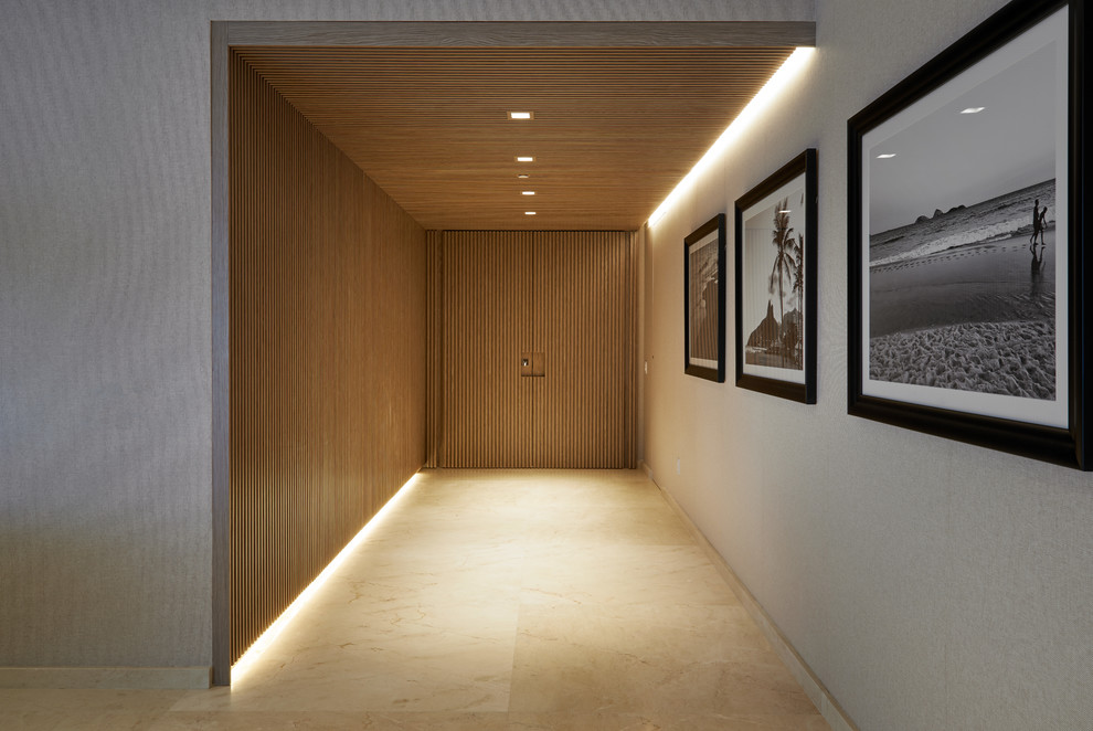 Стильный дизайн: входная дверь среднего размера в стиле модернизм с серыми стенами, двустворчатой входной дверью и входной дверью из светлого дерева - последний тренд