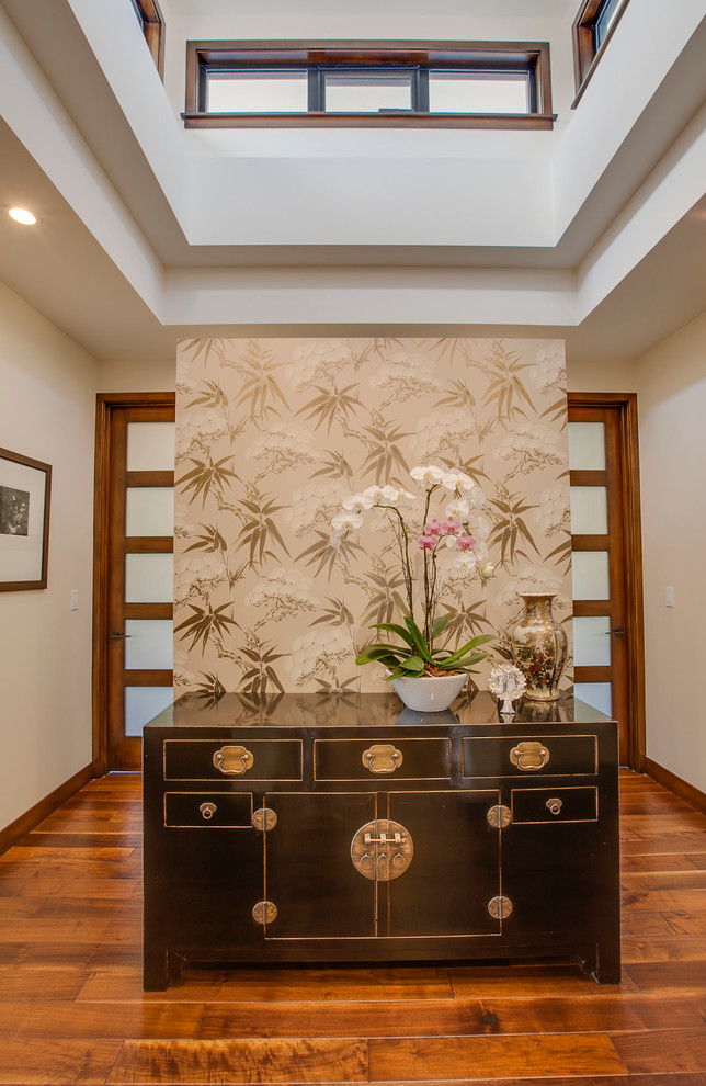 Idée de décoration pour une entrée asiatique de taille moyenne avec un couloir, un mur beige, parquet foncé, une porte simple et une porte en bois foncé.