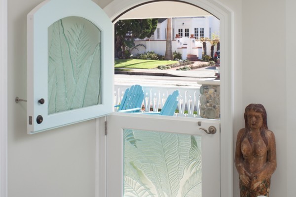 Источник вдохновения для домашнего уюта: входная дверь среднего размера в морском стиле с бежевыми стенами, голландской входной дверью и стеклянной входной дверью