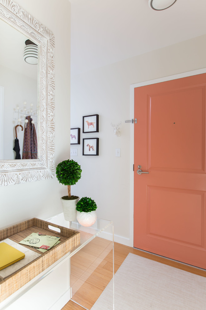 Стильный дизайн: входная дверь среднего размера в стиле неоклассика (современная классика) с бежевыми стенами, светлым паркетным полом, одностворчатой входной дверью, оранжевой входной дверью и бежевым полом - последний тренд