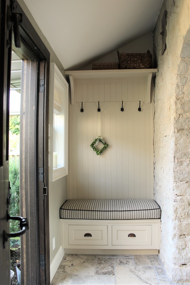 На фото: маленькое фойе в стиле рустика с серыми стенами, одностворчатой входной дверью, разноцветным полом и черной входной дверью для на участке и в саду с