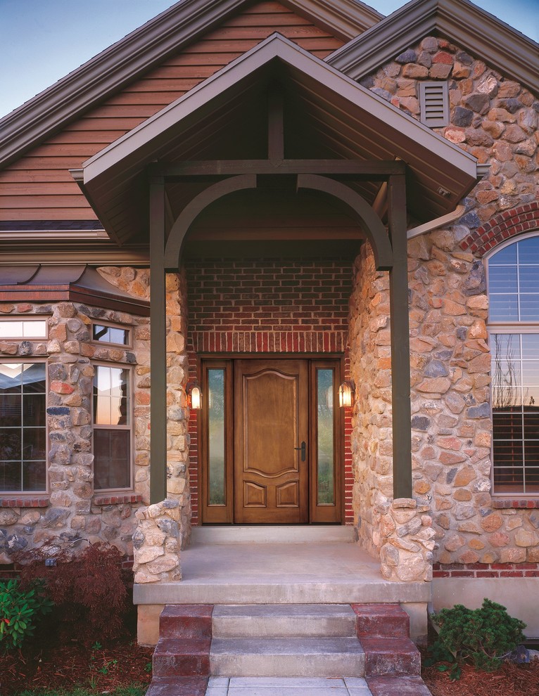 Foto di una porta d'ingresso stile americano con una porta in legno bruno