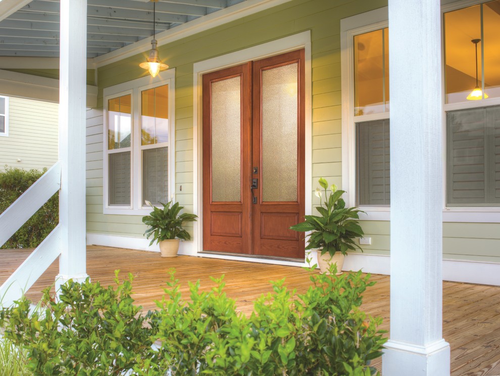 Foto di una porta d'ingresso stile marinaro con una porta in legno bruno