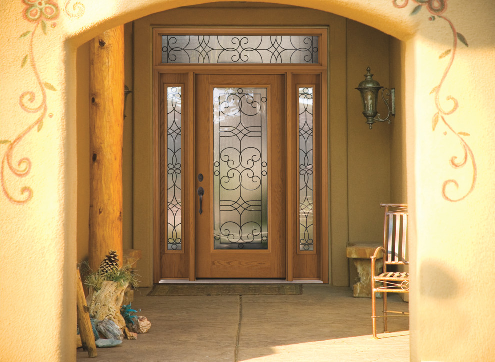 Идея дизайна: входная дверь в стиле фьюжн с одностворчатой входной дверью и входной дверью из дерева среднего тона