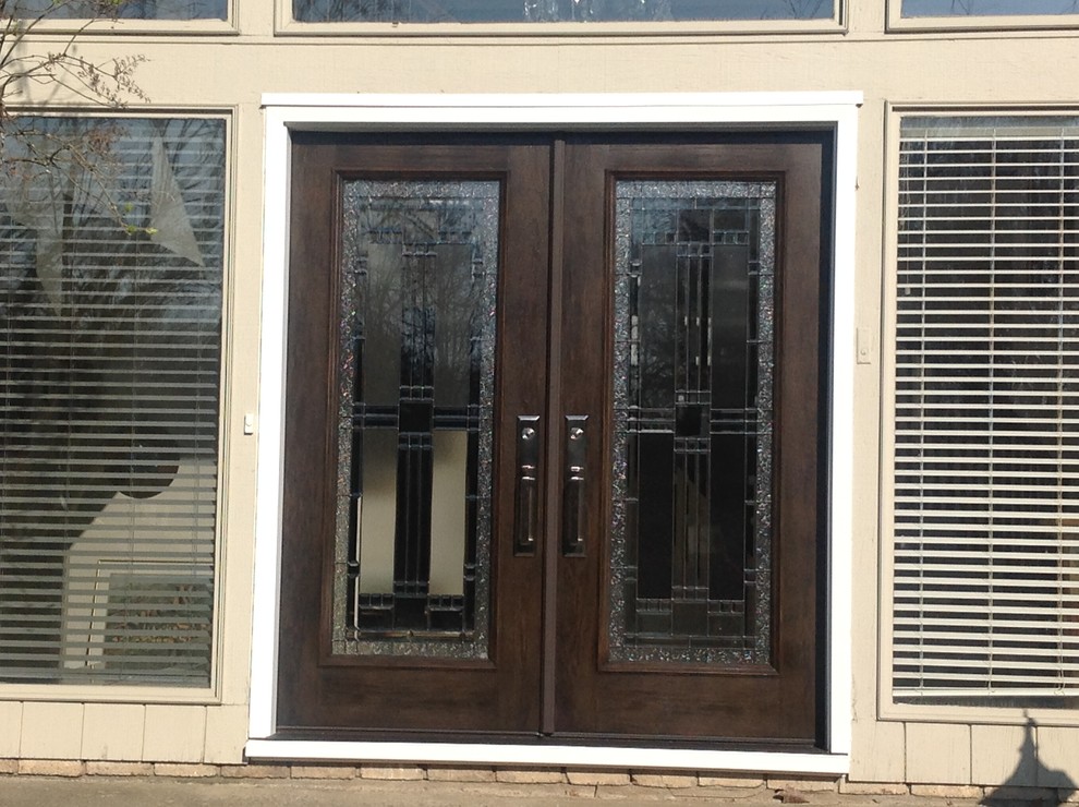 Immagine di una porta d'ingresso chic con pareti beige, una porta a due ante e una porta in legno scuro