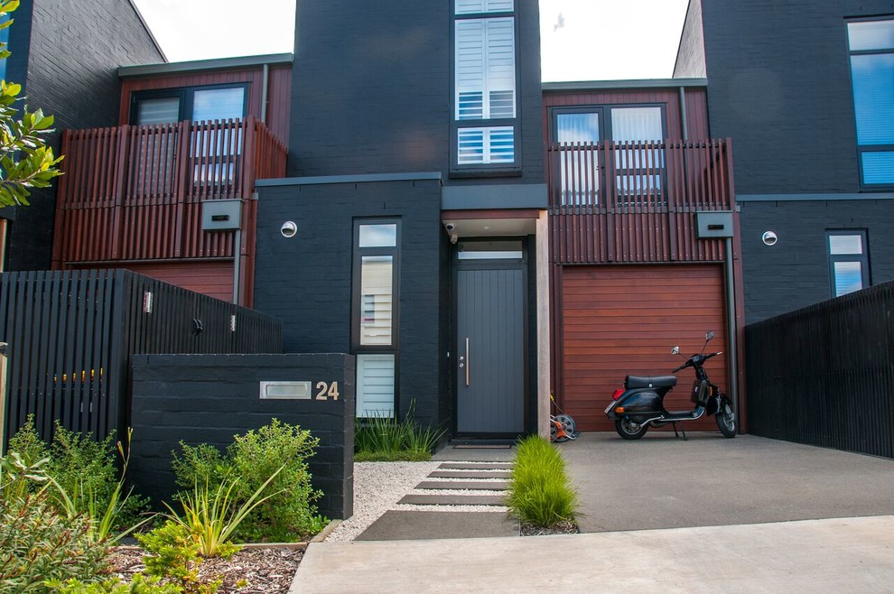 Moderne Haustür mit bunten Wänden, Einzeltür und grauer Haustür in Melbourne