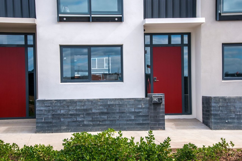 Moderne Haustür mit bunten Wänden, Einzeltür und grauer Haustür in Melbourne