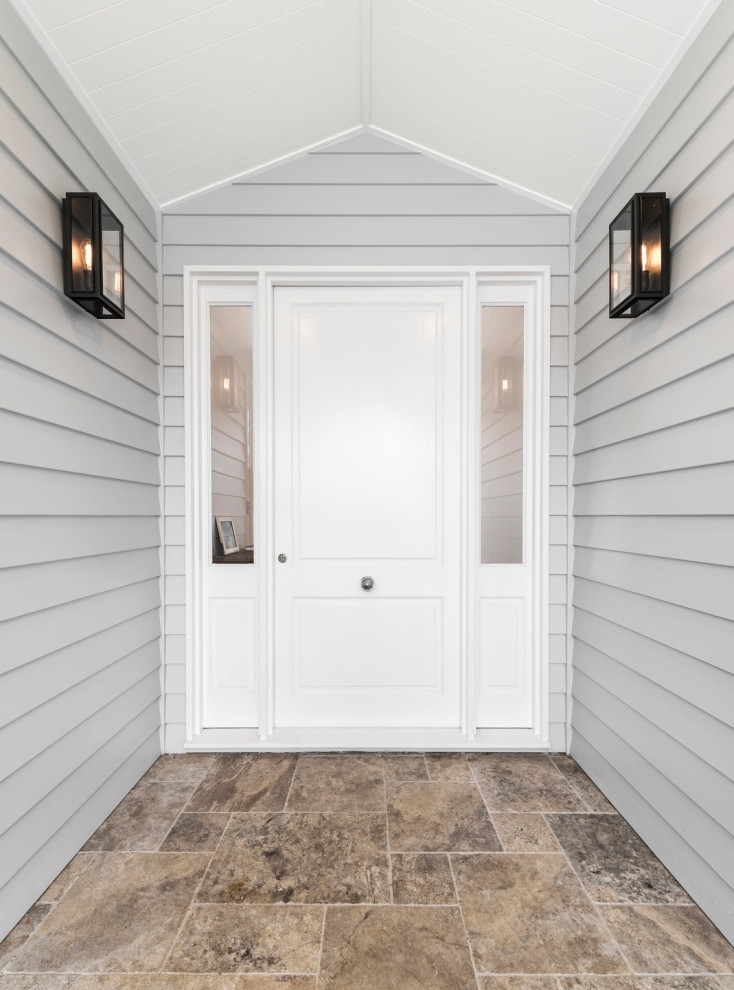 ビーチスタイルのおしゃれな玄関ドア (白いドア) の写真